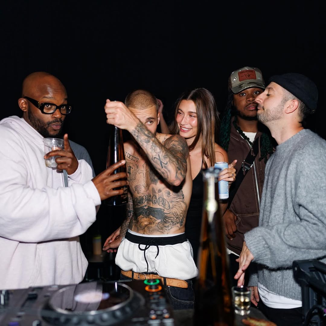 portalhaileybr's tweet image. Hailey Bieber e Justin Bieber durante a festa &quot;SWAG x SKYLRK&quot;, promovida pelo Spotify no The Bird Street Club, em West Hollywood, Califórnia. (24/07)