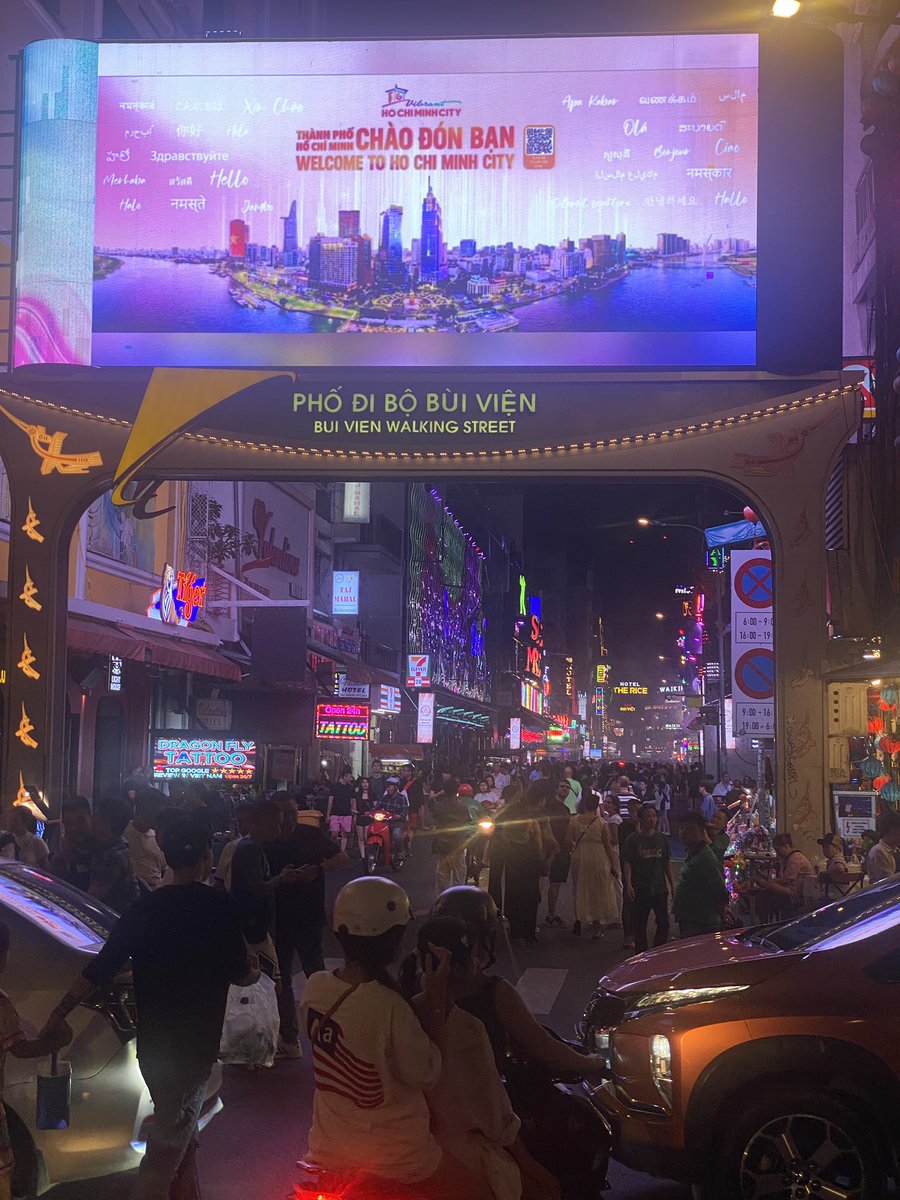 siebixweb's tweet image. Currently in Saigon (Ho Chi Minh city).
Walking street / going out streets are very different compared to the west! Dancers on tables in front of the club etc🤯