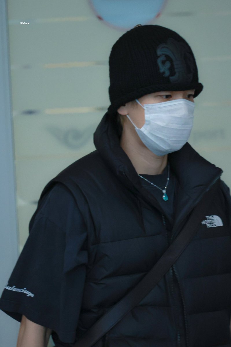 mwqvoui's tweet image. แบคฮยอน : วันนี้ผมจะใส่เสื้อกั๊กบุขนเป็ดออกไปครับ&gt;&lt; เมื่อวานผมใส่เสื้อกั๊กตอนที่มาถึงสนามบิน คนรอบตัวดูขำกันใหญ่เลย!
//……… น่ารักขนาดนี้ขำทำไม ใส่บ่อยๆ 😭