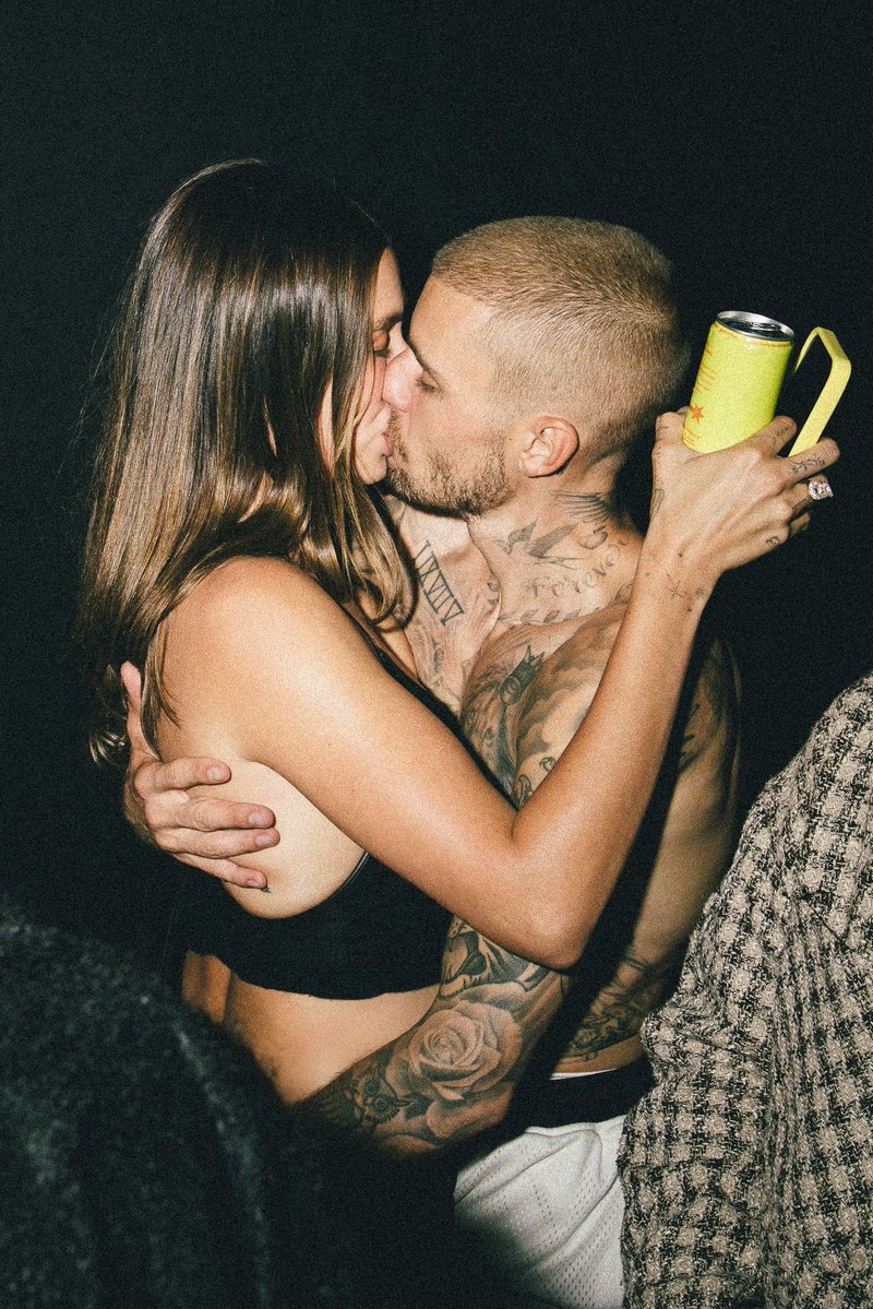 portalhaileybr's tweet image. O FOTÃO! Hailey Bieber e Justin Bieber durante a festa &quot;SWAG x SKYLRK&quot;, no The Bird Street Club em West Hollywood, Califórnia. ✨