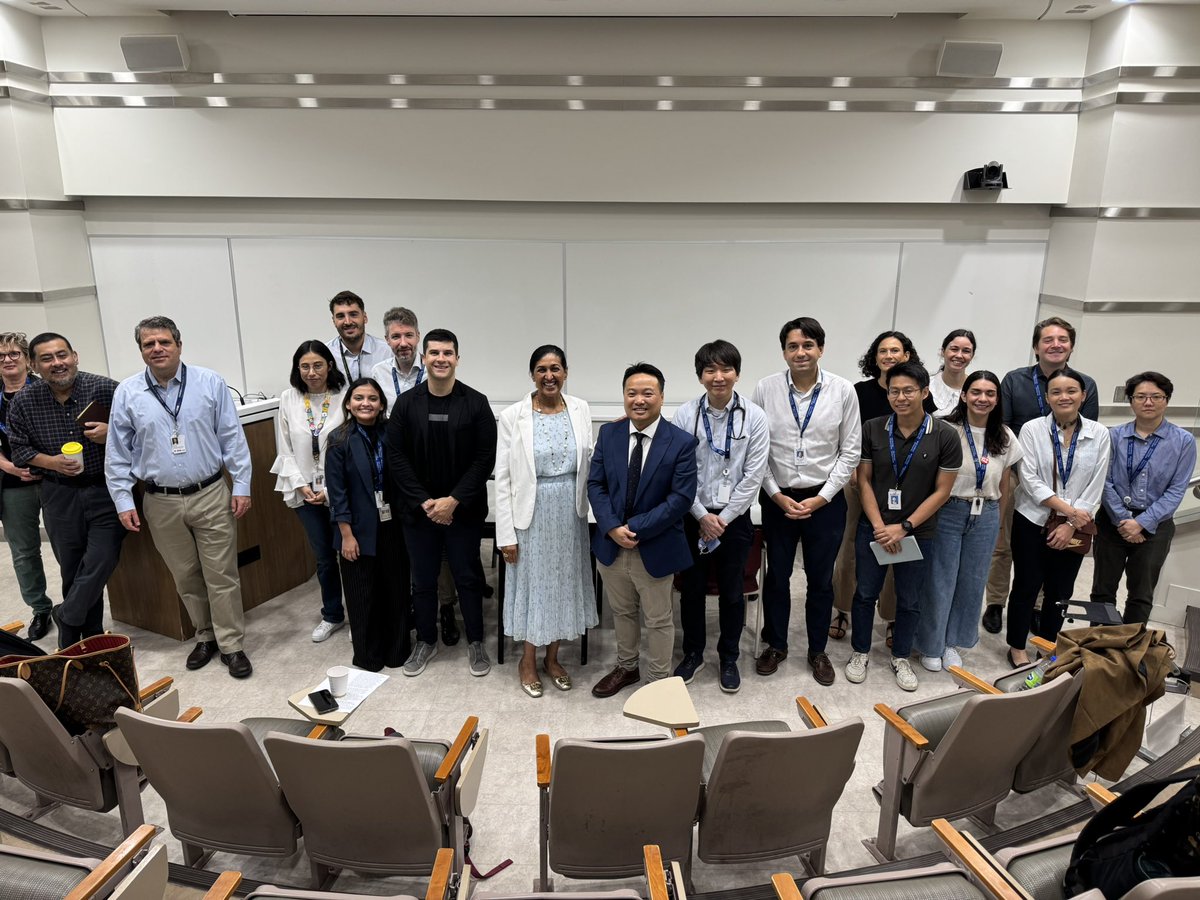 herbloong's tweet image. #Honoured and #humbled to be back at @pmcancercentre @UHN @SarcomaToronto 🇨🇦 to meet old and new colleagues and friends.
Thank you for coming in bright and early on a Friday morning for #GrandRounds 🎙️.
Found my fellowship photo as well! 📸
#LCSM @CUHKMedicine #CUHKSarcoma