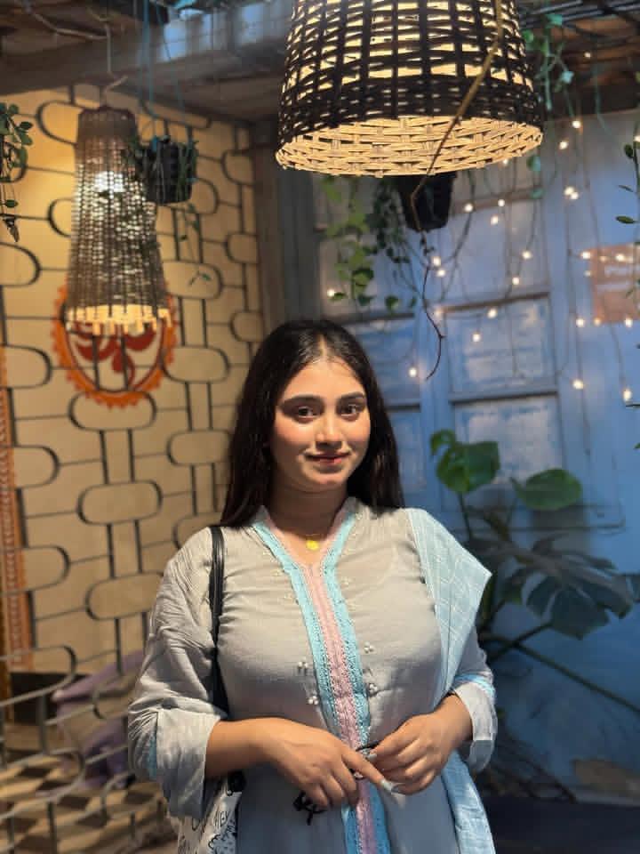 एक इबादत सी कर ली है
        मैने तुमसे इश्क करके

तुम्हें याद किये बिना ना दिन 
       निकलता है ना शाम ढलती है

          #चाँदनी🌙🖤🥀✍️