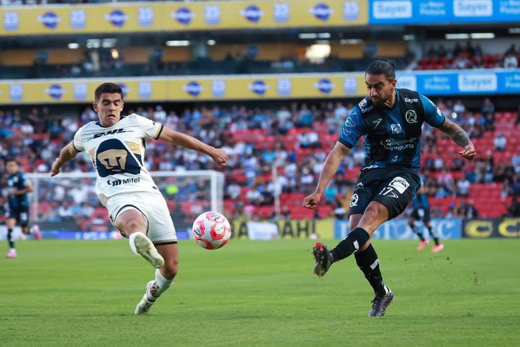 AlertaQro's tweet image. #AlertaDeportes | 🔵⚫️ #GallosBlancos pierde 0-2 contra #Pumas ⚪️🟡 en su debut en el estadio #Corregidora 🏟️⚽️
⚽️🏃💨 Querétaro tuvo poca propuesta y con el limitado plantes es claro que no le alcanza; Benjamín Mora no tiene armas. Pumas se llevó los tres puntos en el debut de…