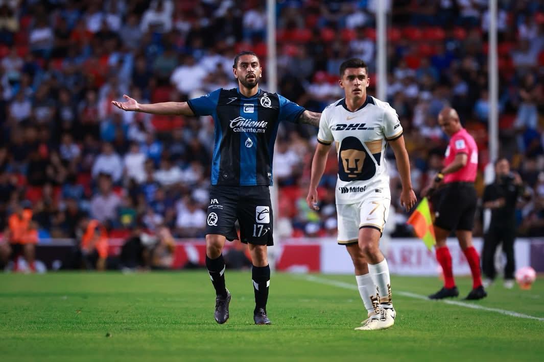 AlertaQro's tweet image. #AlertaDeportes | 🔵⚫️ #GallosBlancos pierde 0-2 contra #Pumas ⚪️🟡 en su debut en el estadio #Corregidora 🏟️⚽️
⚽️🏃💨 Querétaro tuvo poca propuesta y con el limitado plantes es claro que no le alcanza; Benjamín Mora no tiene armas. Pumas se llevó los tres puntos en el debut de…
