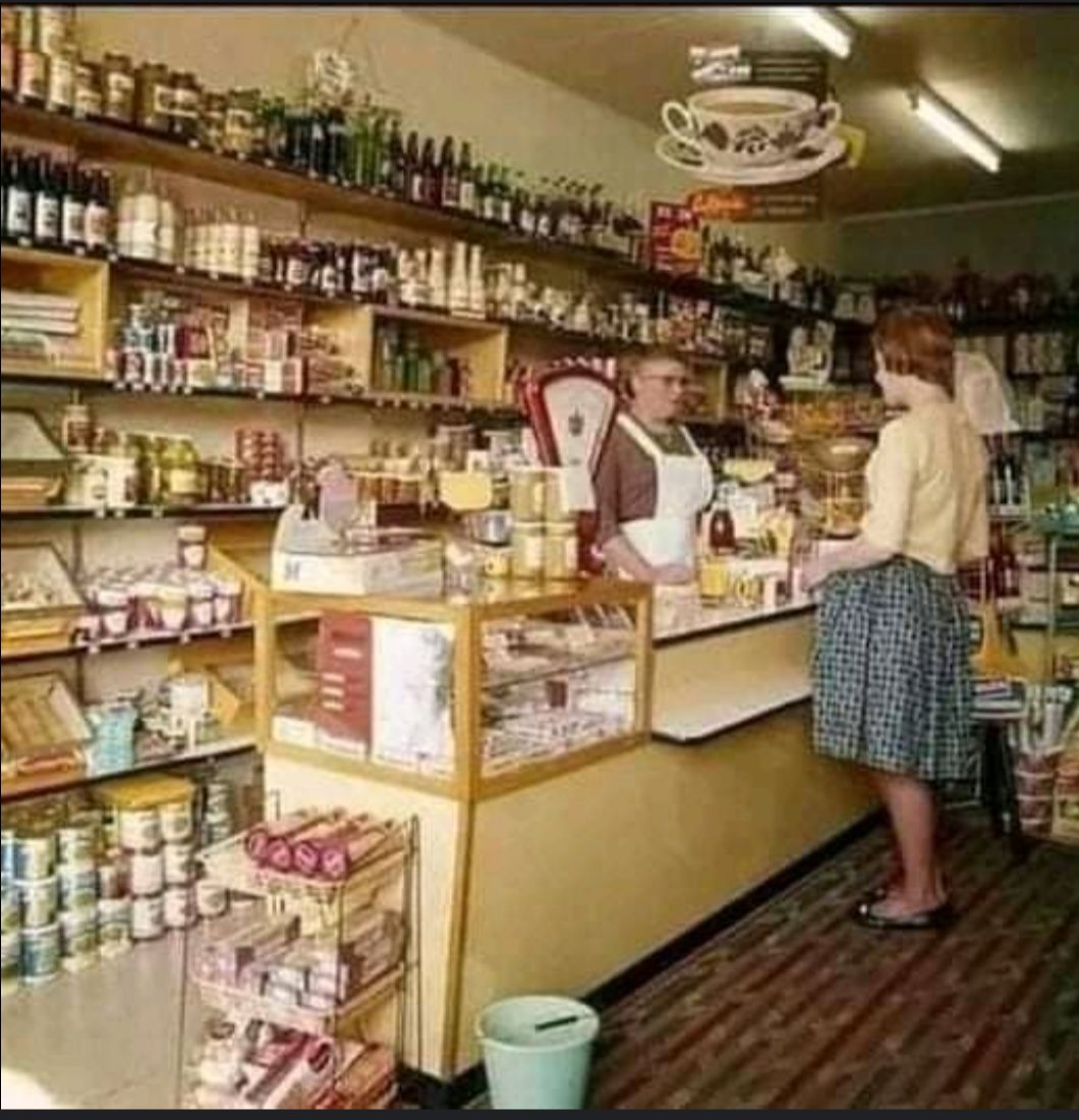 gde se dedoše ove stare prodavnice ??? lepo sve izdeklamuješ a ona ti sve lepo spakuje platiš i odeš ...
a ovo danas sve sam moraš da otvoriš jebenu kesu pa juri limun ,meri sam ,pa šifra
 pa spakuj sam ,pa plati ,nek idu u pičku materinu,još te kradu ko nezdravi....