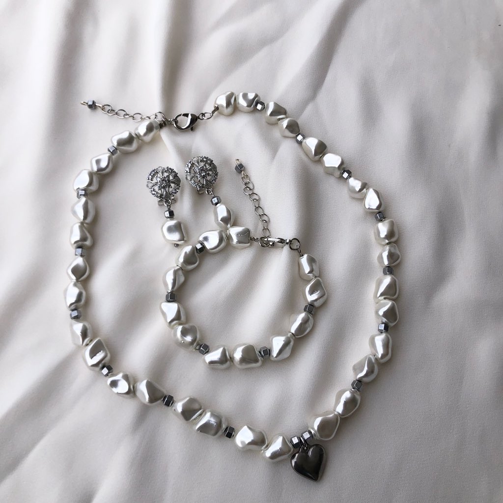 moladelagos's tweet image. Treat yourself or your favorite girl(s) to some gorgeous handmade jewelry pieces this weekend. 🛒