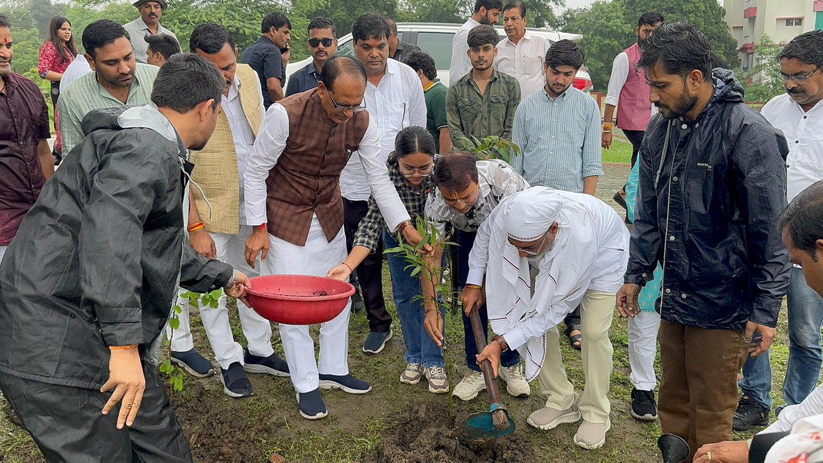 Darshan Singh Choudhary ( मोदी का परिवार ) (@darshan4seva) on Twitter photo स्मार्ट सिटी पार्क भोपाल में मध्यप्रदेश के पूर्व मुख्यमंत्री एवं भारत सरकार के केंद्रीय ग्रामीण विकास, कृषि एवं किसान कल्याण मंत्री माननीय श्री <a href="/ChouhanShivraj/">Shivraj Singh Chouhan</a> जी के साथ एक पेड़ मां के नाम अभियान के अंतर्गत पौधारोपण स्मार्ट सिटी पार्क भोपाल में मध्यप्रदेश के पूर्व मुख्यमंत्री एवं भारत सरकार के केंद्रीय ग्रामीण विकास, कृषि एवं किसान कल्याण मंत्री माननीय श्री <a href="/ChouhanShivraj/">Shivraj Singh Chouhan</a> जी के साथ एक पेड़ मां के नाम अभियान के अंतर्गत पौधारोपण