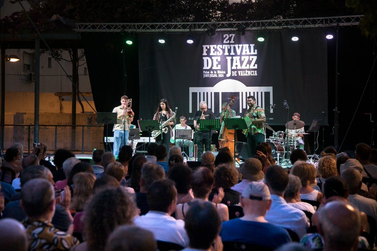 AjuntamentVLC's tweet image. 🎷Este cap de setmana acomiadem el #FestivalJazzValència amb “Jazz a les pedanies”!
🗓️Hui i demà concerts gratuïts a ⤵️
📍#laTorre-Alqueria Coca
A les ⏰ 21 h
🙌T'esperem!
ℹ️f.mtr.cool/kkepxvnzoa