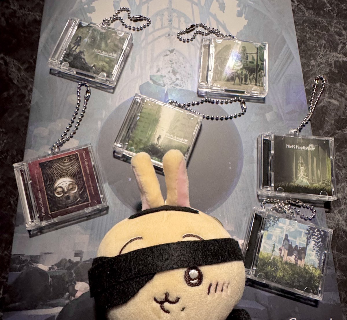 usatanlovelove's tweet image. 折角のオケコンだからニーア的正装『黒』で行きたくて😂
ガチャの結果はこちら。
2Bのコスプレうさぎ頑張って作って良かった〜
パンフイラストの黒い球の意味が分かって感動🥺よかったね、9S😭
東京のも行きたくなっちゃった…
#ニーアオケコン