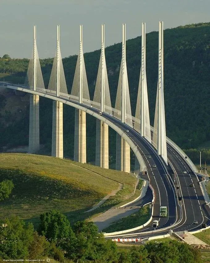 adrianaia_'s tweet photo. 18. Viaducto de Millau, Francia https://t.co/k3AxotK0wL