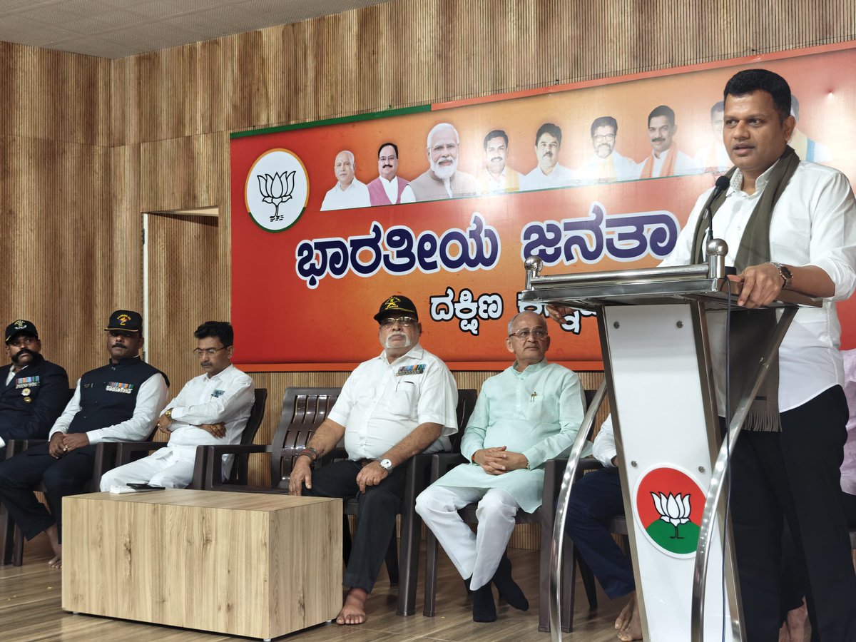 CaptBrijesh's tweet image. ಜಿಲ್ಲಾ ಬಿಜೆಪಿಯ ವತಿಯಿಂದ ನಡೆದ ಕಾರ್ಗಿಲ್ ವಿಜಯ ದಿವಸ ಆಚರಣೆಯಲ್ಲಿ ಭಾಗವಹಿಸಿದ ಸಂದರ್ಭ..
With fellow veterans and party leaders & karyakartas at #KargilVijayDiwas2025 celebrations at @BjpMangaluru office today.
#KargilVijayDivas