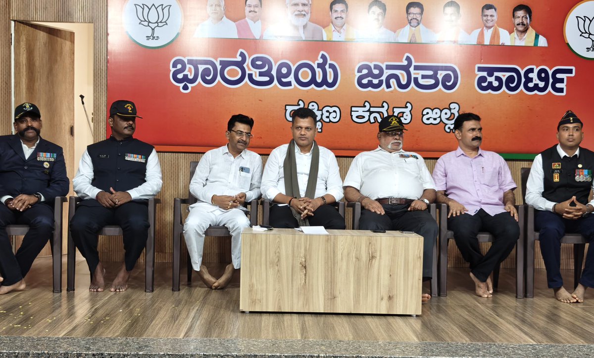 CaptBrijesh's tweet image. ಜಿಲ್ಲಾ ಬಿಜೆಪಿಯ ವತಿಯಿಂದ ನಡೆದ ಕಾರ್ಗಿಲ್ ವಿಜಯ ದಿವಸ ಆಚರಣೆಯಲ್ಲಿ ಭಾಗವಹಿಸಿದ ಸಂದರ್ಭ..
With fellow veterans and party leaders & karyakartas at #KargilVijayDiwas2025 celebrations at @BjpMangaluru office today.
#KargilVijayDivas