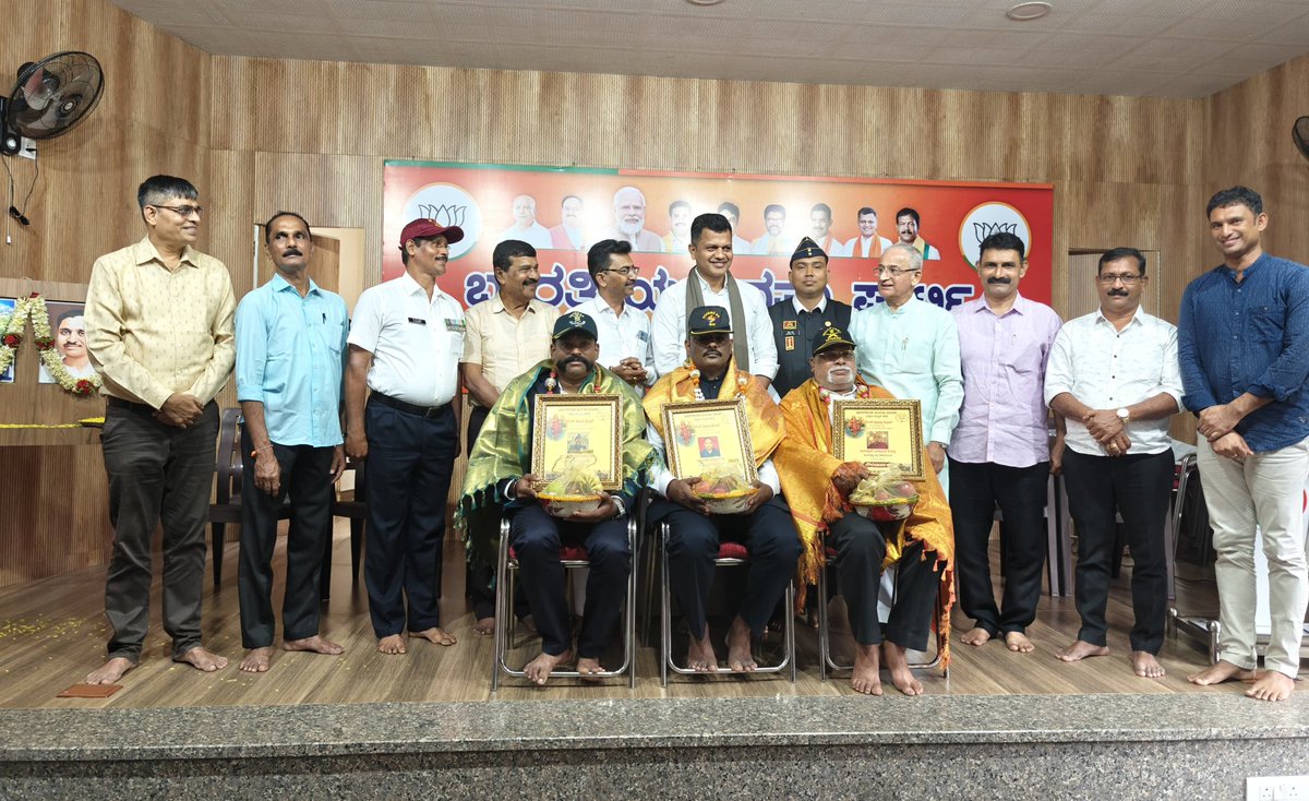 CaptBrijesh's tweet image. ಜಿಲ್ಲಾ ಬಿಜೆಪಿಯ ವತಿಯಿಂದ ನಡೆದ ಕಾರ್ಗಿಲ್ ವಿಜಯ ದಿವಸ ಆಚರಣೆಯಲ್ಲಿ ಭಾಗವಹಿಸಿದ ಸಂದರ್ಭ..
With fellow veterans and party leaders & karyakartas at #KargilVijayDiwas2025 celebrations at @BjpMangaluru office today.
#KargilVijayDivas