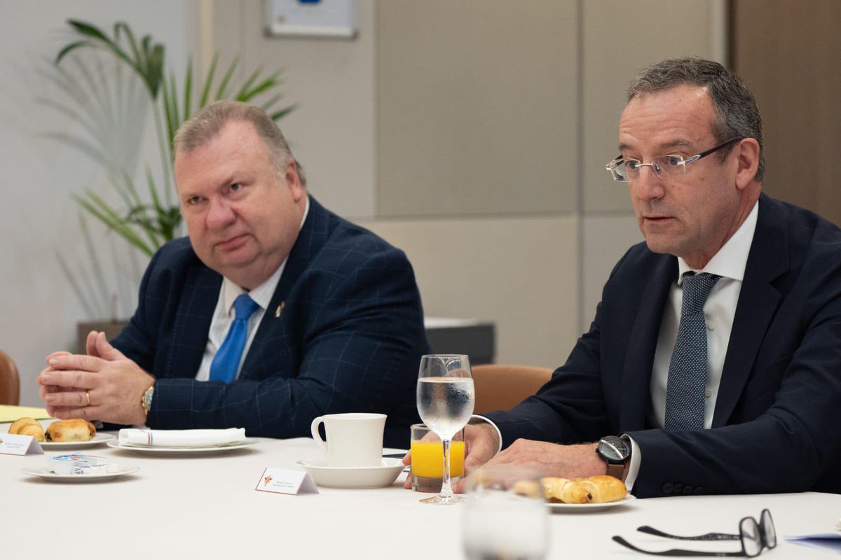 CEMA_FR's tweet image. Avec @echiva pour rencontrer M. Fallacher, DG d’EUTELSTAT, entreprise européenne pionnière, spécialisée dans les communications satellitaires sécurisées.
Échange riche sur l’évolution de cet outil stratégique, devenu indispensable à la souveraineté de la France et à la…