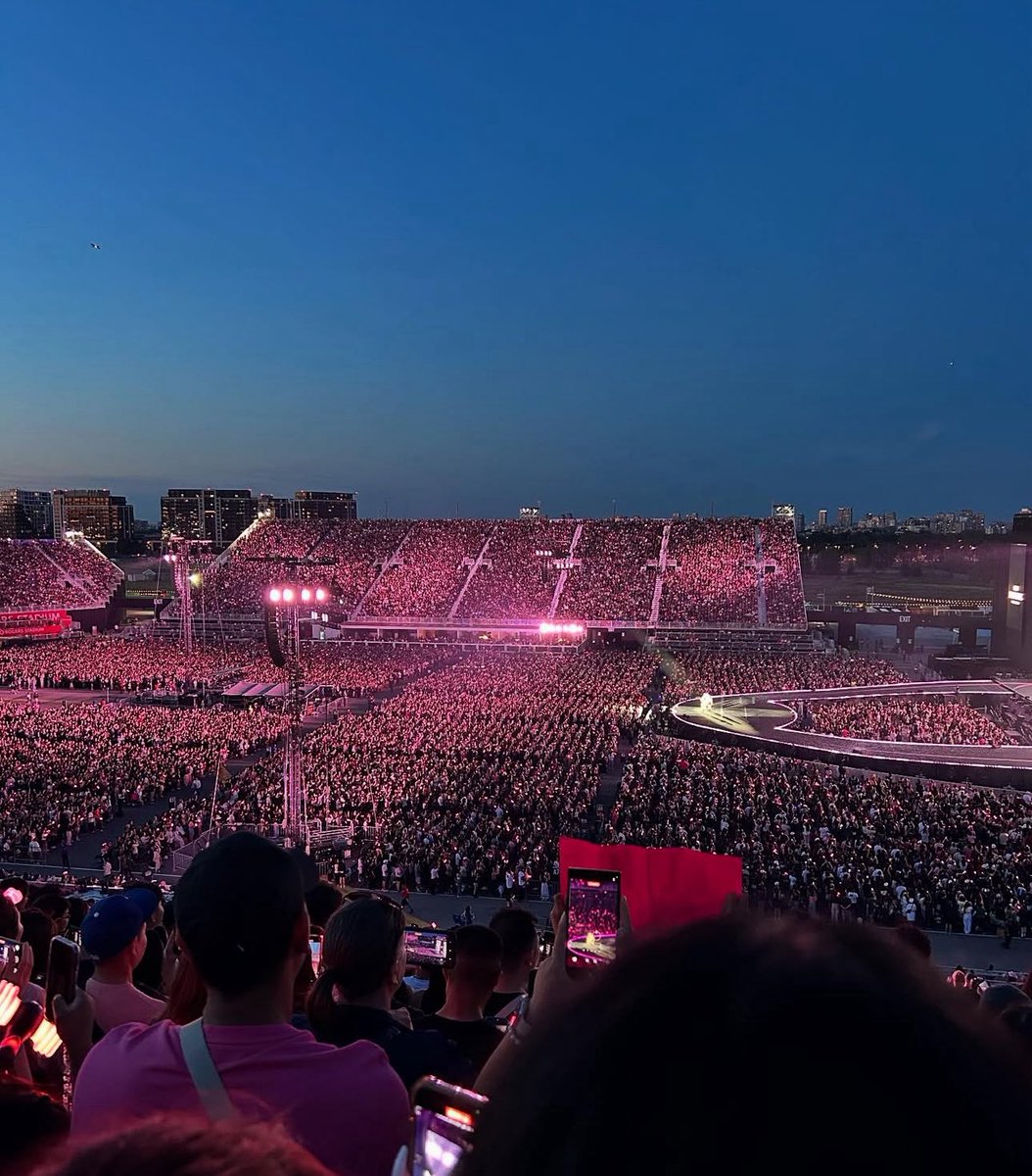 BLACKPINKSTATS5's tweet photo. They are the first Kpop group to sell out the Rogers Stadium, not once but twice. https://t.co/edMIfffh0P