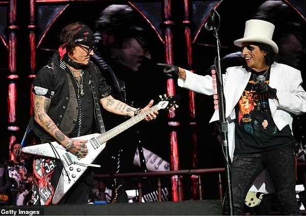 TopDepp's tweet image. Johnny Depp makes surprise appearance at Alice Cooper's London gig as they perform Black Sabbath's Paranoid dedicated to Ozzy Osbourne 2/2