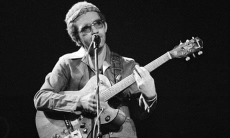 RockOthers's tweet image. #AlmanaccoRock by @FabioLisci
#OnThisDay #JJCale
26 luglio 2013 – Muore J.J. Cale
Il 26 luglio 2013 J.J. Cale muore per infarto a La Jolla, California, all’età di 74 anni. Figura schiva ma influente, è stato il padre del Tulsa sound, miscela rilassata di blues, country e rock.…