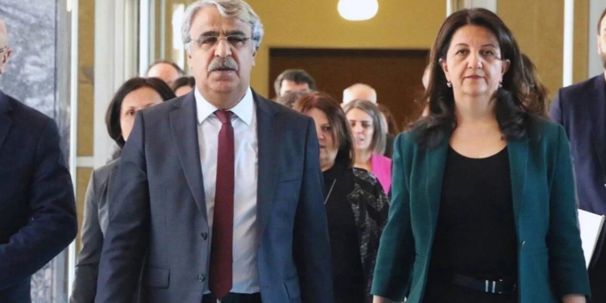 kisadalgamedya's tweet image. 👉İmralı'da Öcalan'ı ziyaret eden DEM Parti'den açıklama
📌Öcalan, TBMM gündemindeki komisyon çalışmasının kapsamlı ve kapsayıcı bir yöntemle barış ve demokrasi adına önemli katkılar sunmasını beklediğini vurguladı.
kisadalga.net/haber/gundem/d…