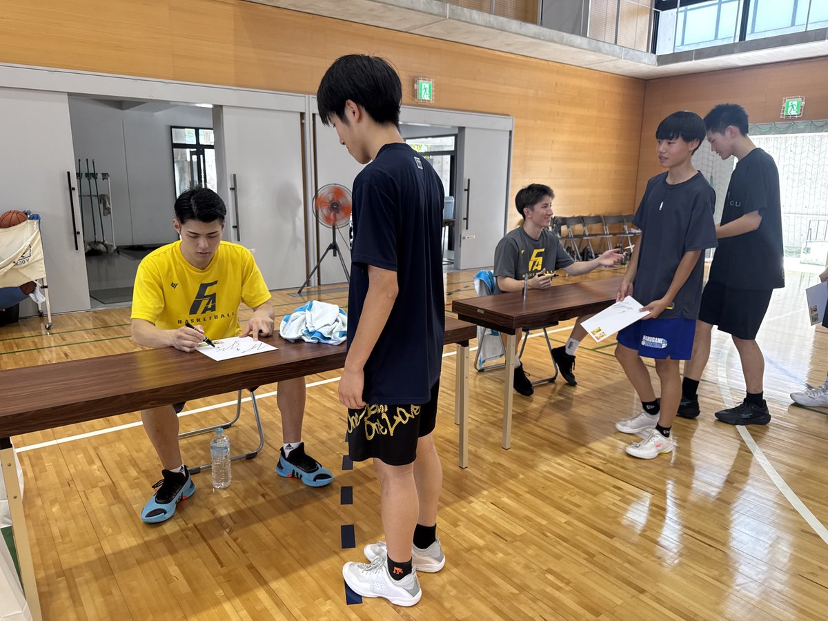 香川県民共済 presents バスケットボールクリニック🏀

 本日7/26(土) 第6回目開催！！ 
#請田祐哉 選手と #高橋育実 選手が香川県立丸亀高等学校男女バスケットボール部を訪問🔥
ありがとうございました！  

▼活動報告はこちら
fivearrows.jp/news/detail/id…

 #香川ファイブアローズ  #香川県民共済