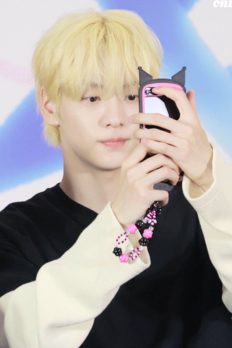 tofuharem's tweet image. choi soobin your awkward demeanor and kuromi phone case have captivated me