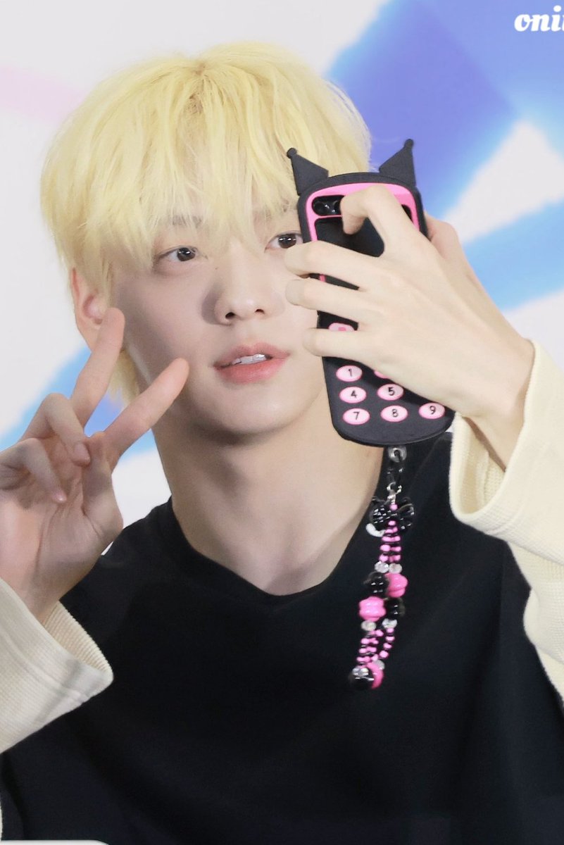 tofuharem's tweet image. choi soobin your awkward demeanor and kuromi phone case have captivated me