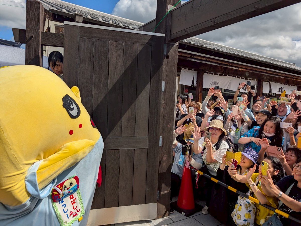 funassyi's tweet image. みんなー朝早くからお並び頂き誠にありがとうございますなっしなー♪ヾ(。゜▽゜)ノ岡山には美味しい食べ物も沢山あるので観光して楽しんでなっしなー♪
それと今日も暑いのでくれぐれも熱中症にお気をつけてくださいなっしー♪
#ふなっしー刀剣展
#備前長船刀剣博物館