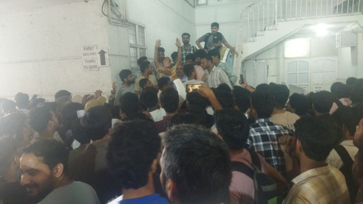 maneeshpandit18's tweet photo. #SSC जैसी इतनी बड़ी संस्था, 
बच्चे UPSC के बाद SSC को चुनते हैं, 

❌Mouse Not working 
❌ System Lag,Freez 
❌ System Failure 
❌No verification, Invigilator Talking on Phone During Exam 
We want Answers! 

#SSCMisManagement #SSCVendorFailure #ReformSSC https://t.co/Hfwknsndf8