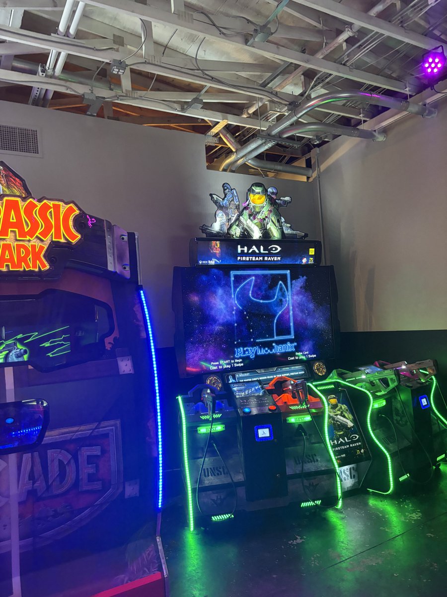 INF_Jazzrez's tweet image. This dude @SuperxFPS just asked if I wanna play @Splitgate IRL 😂