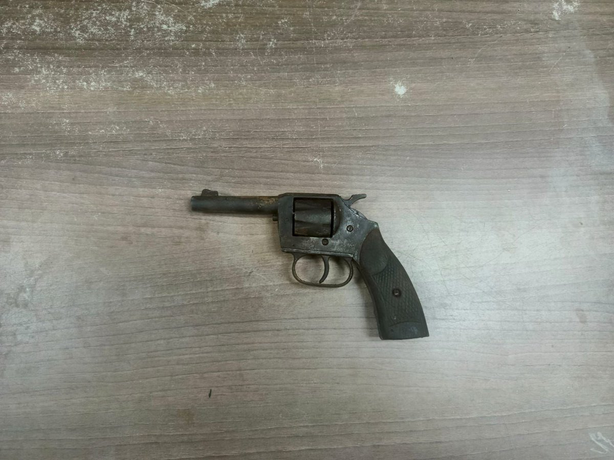 PoliciaEcuador's tweet image. UN SUJETO FUE APREHENDIDO CON UNA ARMA DE FUEGO
Durante los operativos de control y las acciones investigativas en el sector de Montalvo #LosRíos. Se incautó un arma de fuego.
#ServirYProtegerConFirmeza