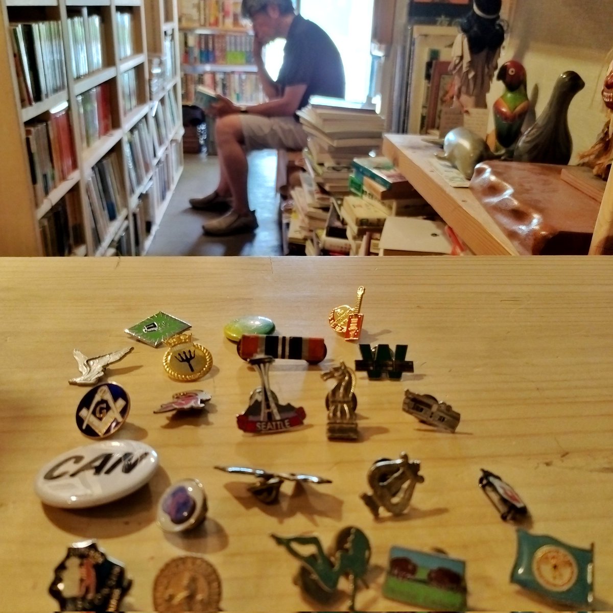 追加のバッジをたくさん持って、ムーグさんいらっしゃいました。フリーメイソンからカッパのバッジまで。