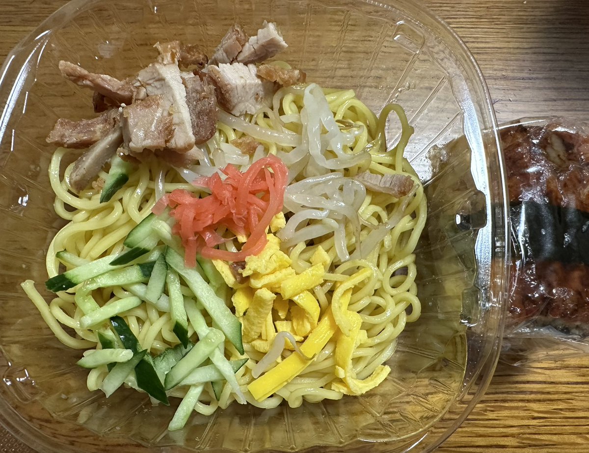ファミマにお昼買い出しで、汗ダクダクでしよん( ˊᵕˋ ;)💦
お昼は冷やし中華＆ウナギϵ( 'Θ' )϶ニギリ(о´∀`о)