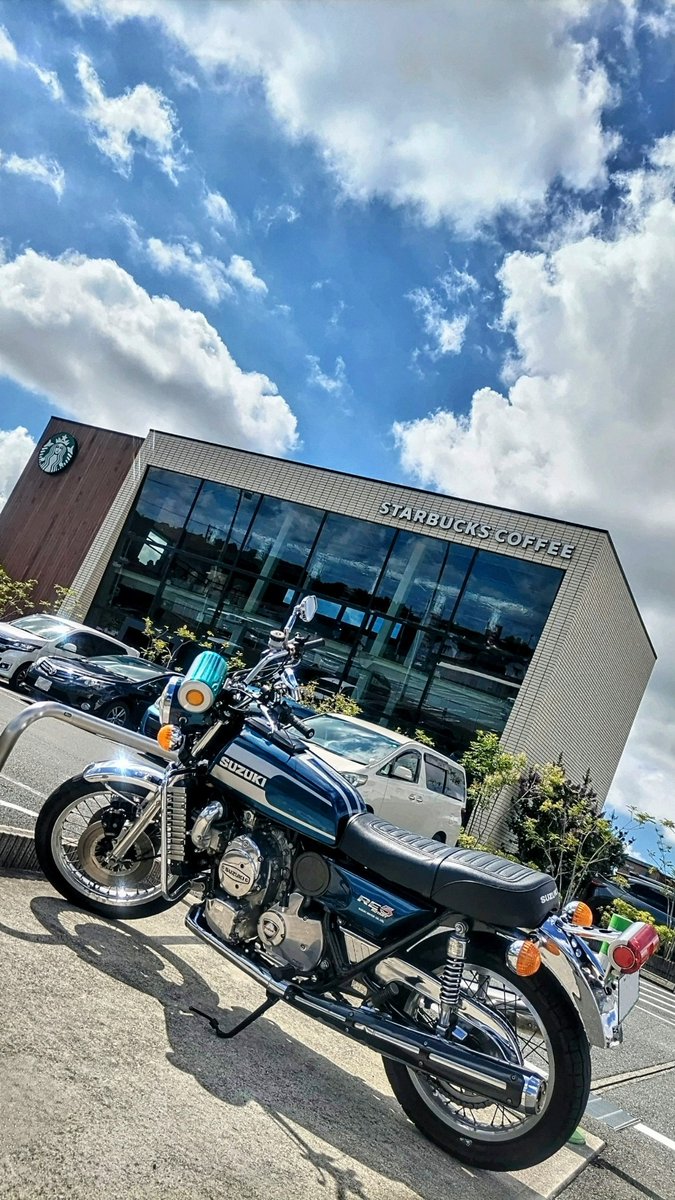 Aspi_RE5's tweet photo. シナモンロール🌀リニューアル後もヘビロテ中✨️
#スタバ
#バイクのある風景 
#旧車バイク 
#スズキRE5 https://t.co/V4qVpdCQLt