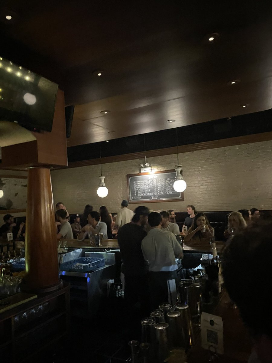 WestLoopTom's tweet image. A couple of Chicago Handshakes with @dforan5 Location is West Loop and undisclosed. @chicagobars