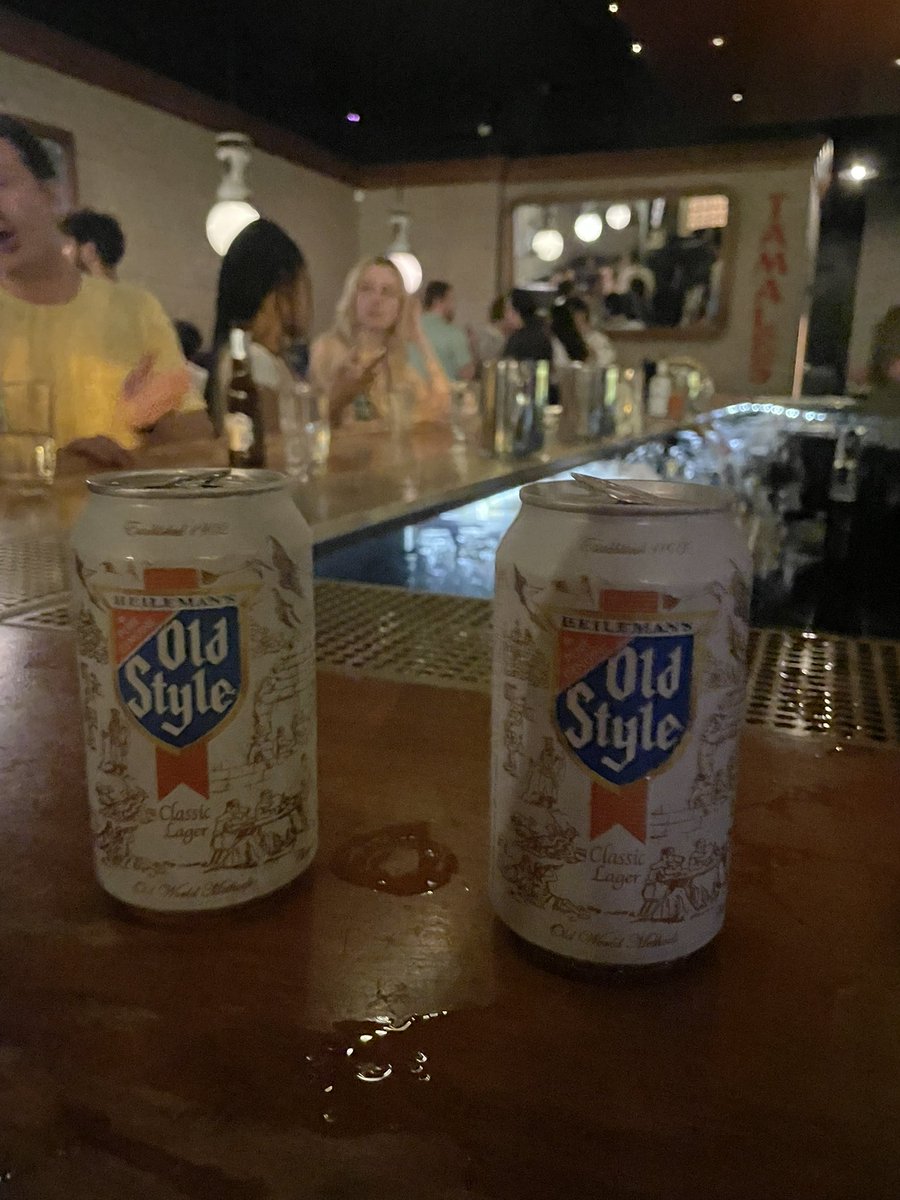 WestLoopTom's tweet image. A couple of Chicago Handshakes with @dforan5 Location is West Loop and undisclosed. @chicagobars