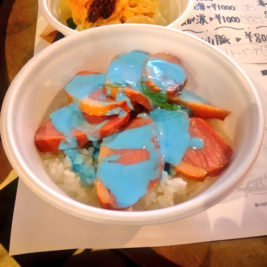 MT68529462's tweet image. 「昆虫惑星の野菜沢」(塩だれキャベツ+きゅうり+れんこんチップス+食用コオロギ)と「これが私の最後の決め手カモ」(カモロース丼+ブルーソース)
#ヤマト講座