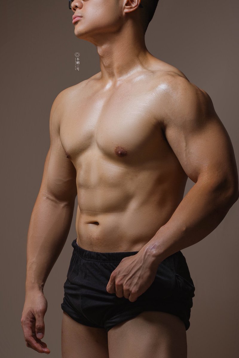 undefinedmy's tweet photo. UNDEFINED 不明三号 -人像拍摄 
每一块线条，都是汗水雕刻的印记；
每一次挑战，不是为了和别人比较，
而是为了让自己比昨天更强大，
而性感只不过是坚持给予的奖励。
如果你也在这条路上， 别停下，未来会感谢现在拼命的你。  
#不明三号 #undefined #健身男孩 #男生写真 #男体摄影 #马来西亚摄影 https://t.co/nTsTPCGoc9