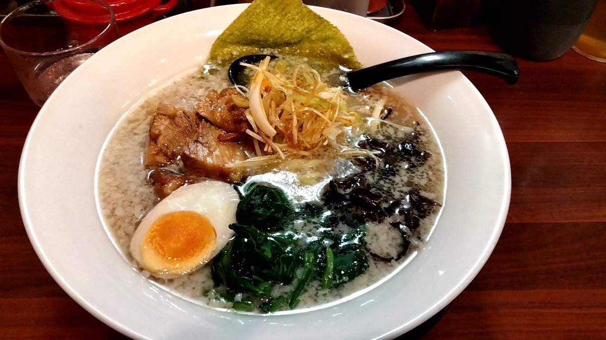 HIROknDAEKIkure's tweet image. ラーメンを食べましょう🙏  ̖́-

クロウォグッズ購入帰りラーメン2食するデブ活してしまった(笑)