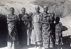 SORAZIZ's tweet photo. 9. Les Babwari (ou Wabwari)  
Peuple de la région au bord du lac Tanganyika (RDC, Tanzanie, Burundi). Ils sont connus pour leur riche tradition orale, portée par les femmes initiées (Mwali, Mizuka). Une culture méconnue mais d’une profondeur inspirante. ✨
#JeSuisBwari #MonCongo https://t.co/3AC69Cx9OL