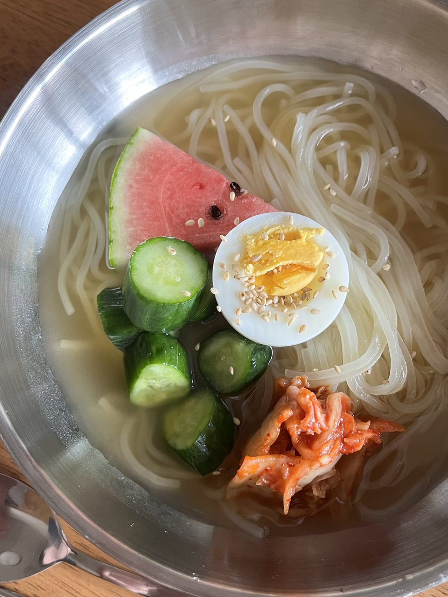 0inkud0's tweet image. 噛めるひかり啜れるひかり飲めるひかり祈りのように盛岡冷麺／くどうれいん　

おうち冷麺！

#tanka