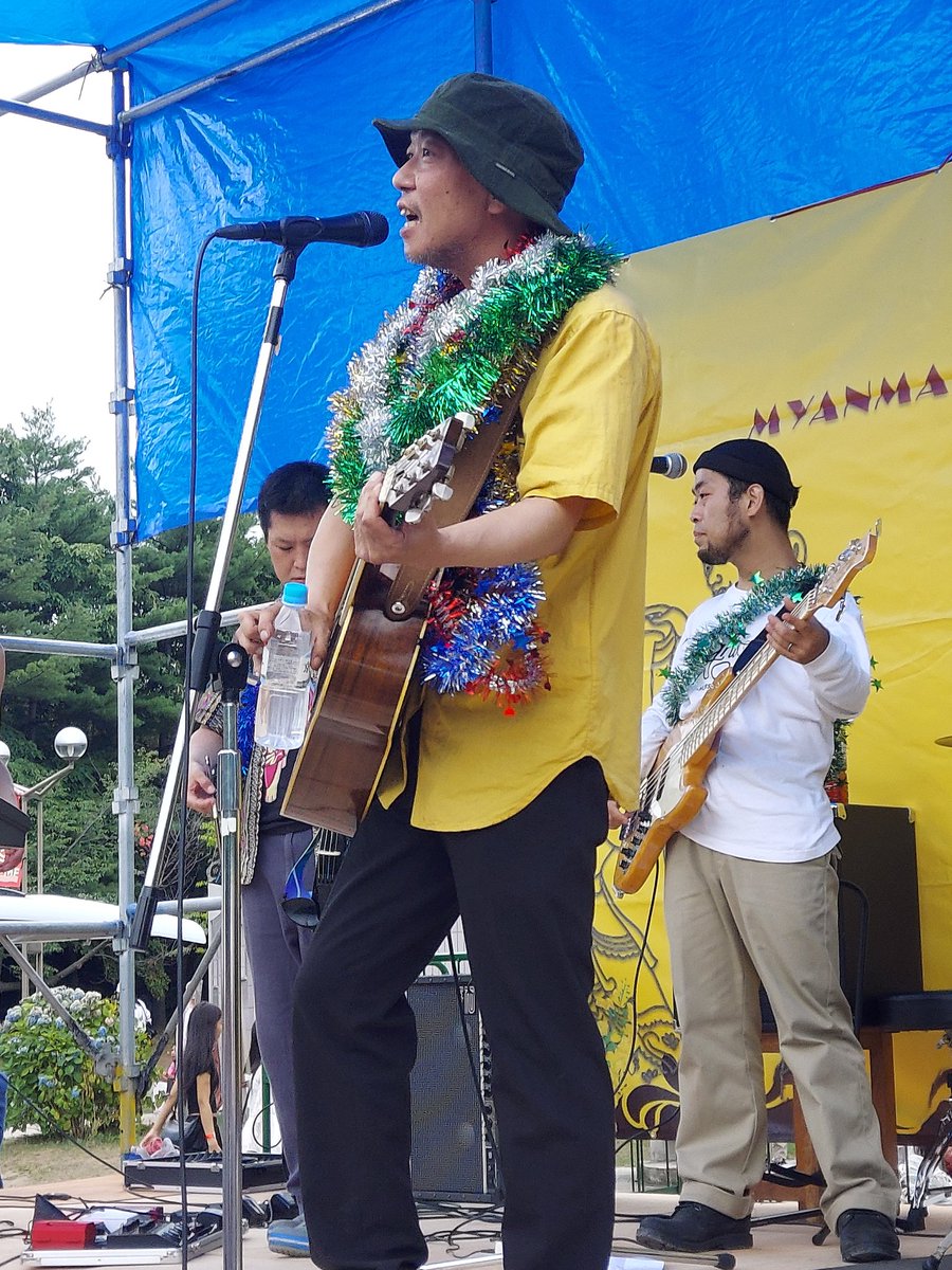 napiochan's tweet image. 出勤前に中島公園のミャンマー水かまつりへ
宮本康太バンドしか観られなかったけど楽しかった!
ライブ前にミャンマーの国の歌?のカラオケやらダンスの披露とかあって面白かった~。良かったと思う人にキラキラの首輪をかけてあげるみたいで銀色のキラキラが超似合い過ぎる遠藤さんw(写真4枚目)