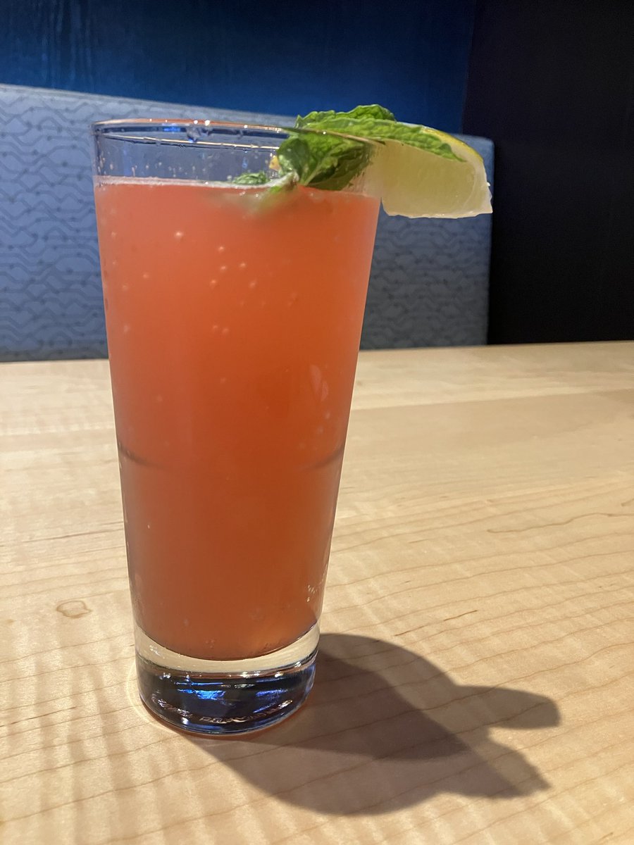 PopRockShawty's tweet image. strawberry pineapple sparkler ๐๐ and honey dill fried chicken burger ๐