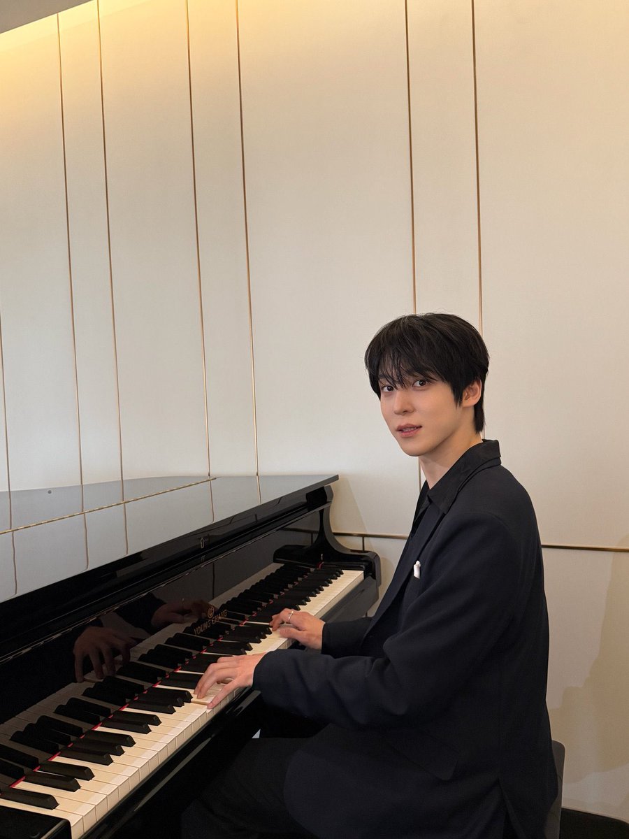 igatekeephj's tweet image. does he know i’m obsessed with guys who play piano what the actual fuck