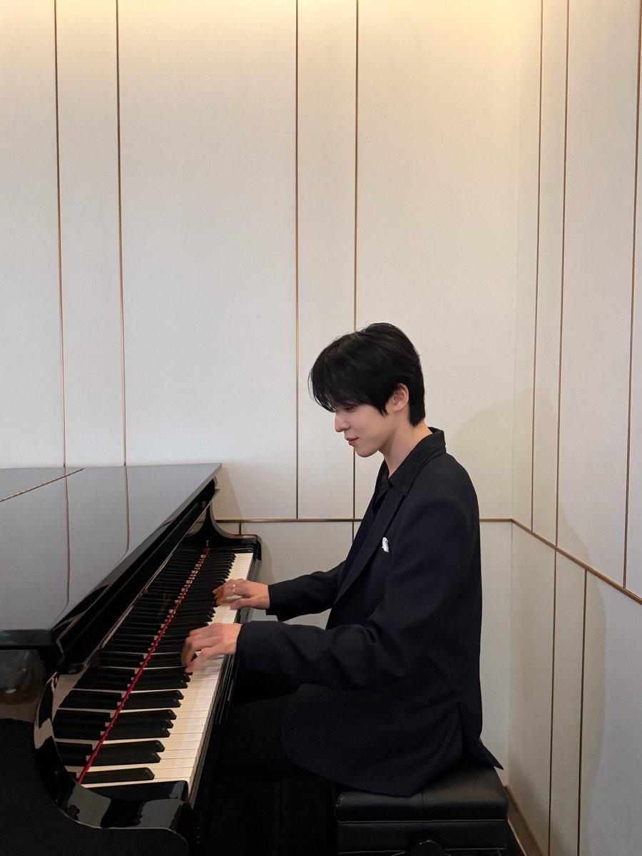 igatekeephj's tweet image. does he know i’m obsessed with guys who play piano what the actual fuck