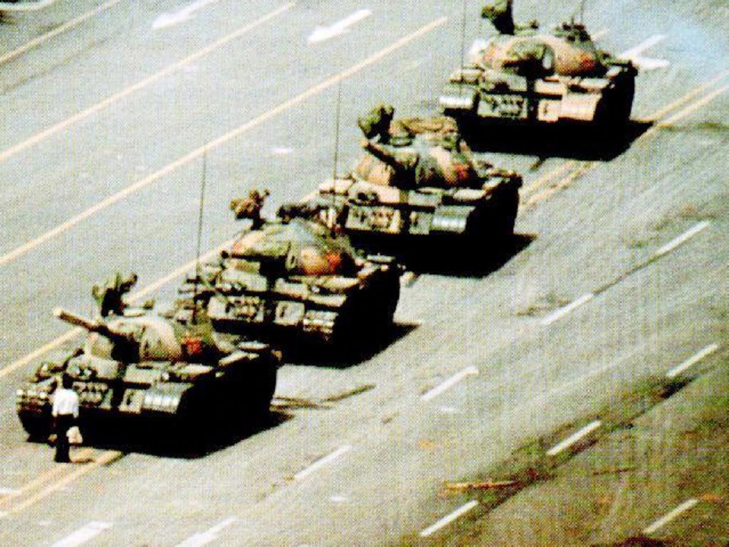 Marcelo97001199's tweet image. Jamais esquecer: um único cidadão desarmado conseguiu parar uma coluna de tanques.
