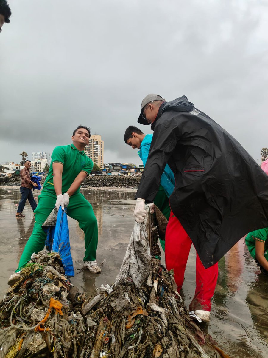 AfrozShah1's tweet image. Week 541.

More than 1 lakh kg of marine debris removed .

Versova beach cleanup .

Our bit .