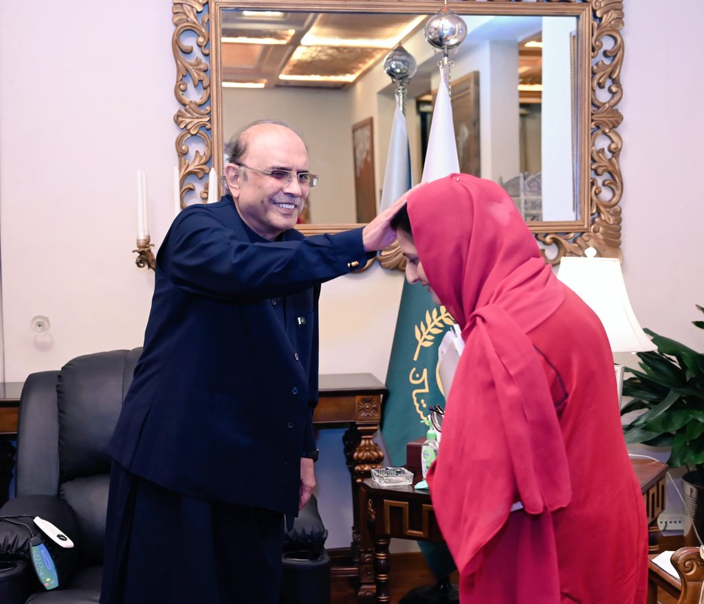 سالارِ جمہوریت صدر آصف علی زرداری کی 70 ویں سالگرہ کے موقع پران کی ہمت، جرأت اور بہادری کو سلام پیش کرتے ہیں۔

#HappyBirthdayPresidentZardari