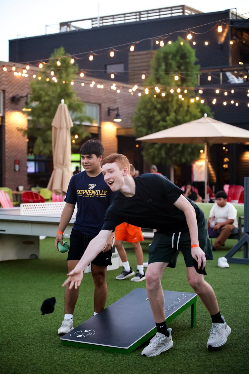 Great Team Dinner at OKC Chicken and Pickle. Our team and families had a blast. Tourney Time tomorrow…GO TEXANS!!
📷 Avery Golden Media