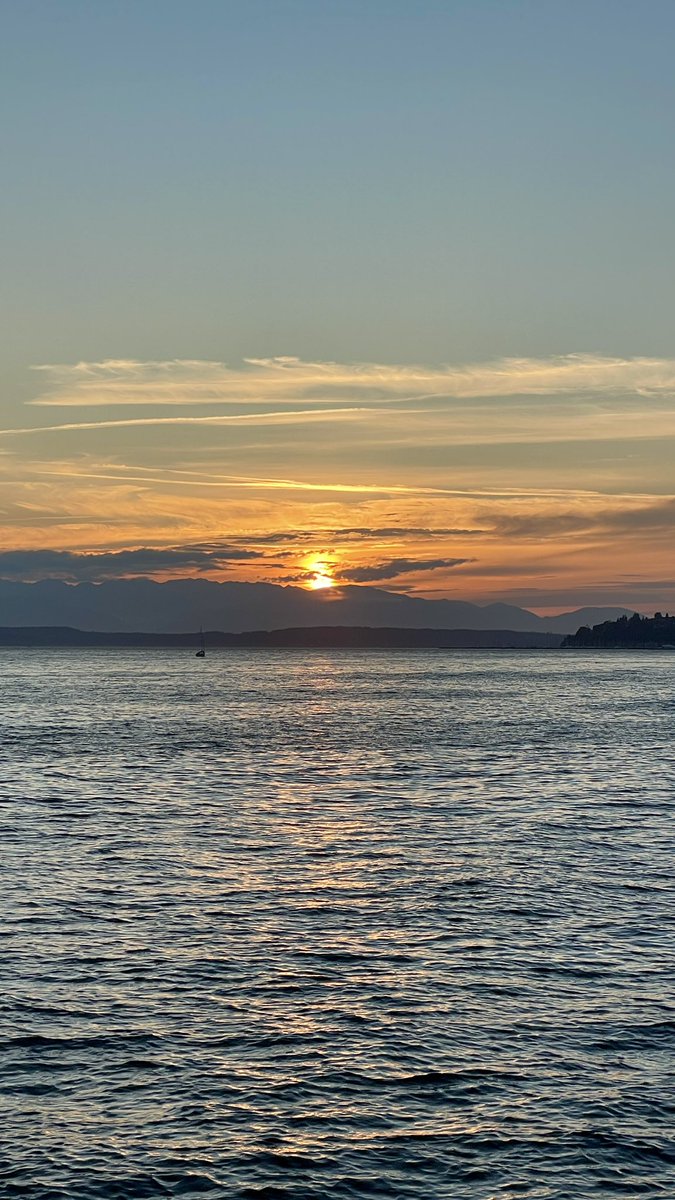shepard_tina's tweet image. Tonight was all about art (Actualized Air π) and then some nature. Sunsets are spectacular at the Waterfront Park. The mountain (and everyone else) was out too! #wawx
