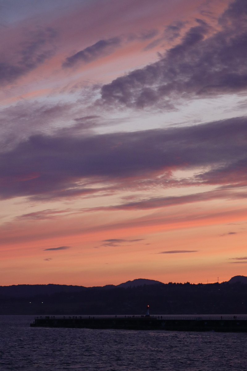 snufflewort's tweet image. Resplendent skies over the Victoria breakwater. Light on in the lighthouse. #yyj #sunset