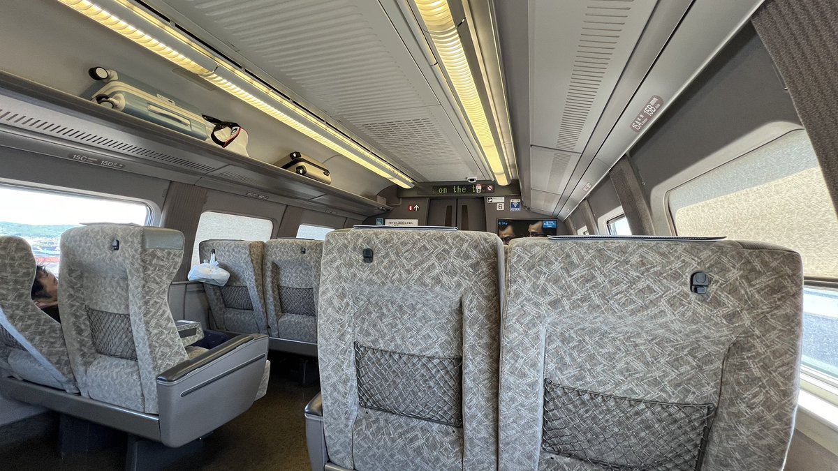 MiyacoNet_plus's tweet image. 特急乗り放題パスなのに
分岐駅ではXの投票で進む方向を決め続ける3日間 という企画のせいでずっとローカル線乗ってました
新幹線乗り放題の喜びを噛み締め
上越妙高に帰ります
やっと新幹線乗れた...😇